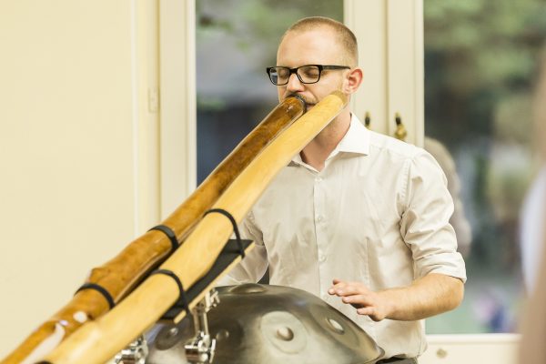 Philipp Gerisch 2019 Livemusik Vernissage Ausstellung Didgeridoo Percussion Handpan Pantam Hang Drum (Foto von Matthias Ritzmann)
